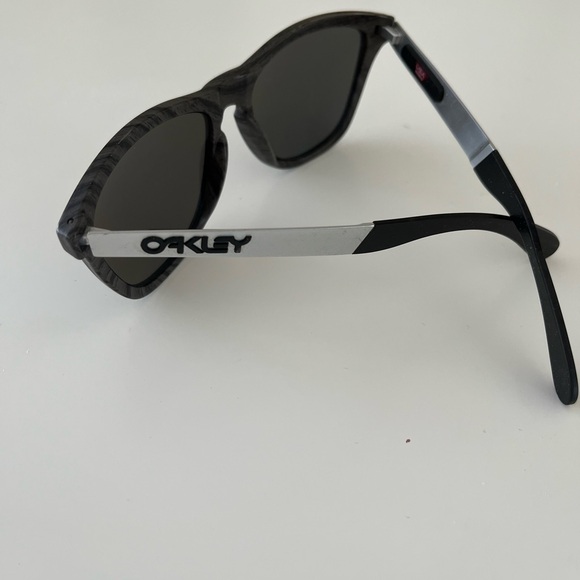 Oakley Men’s Frogskins Mix Sunglasses - Picture 2 of 5
